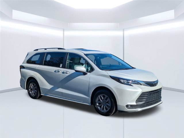 Certified 2026 Toyota Sienna XLE FWD image 3
