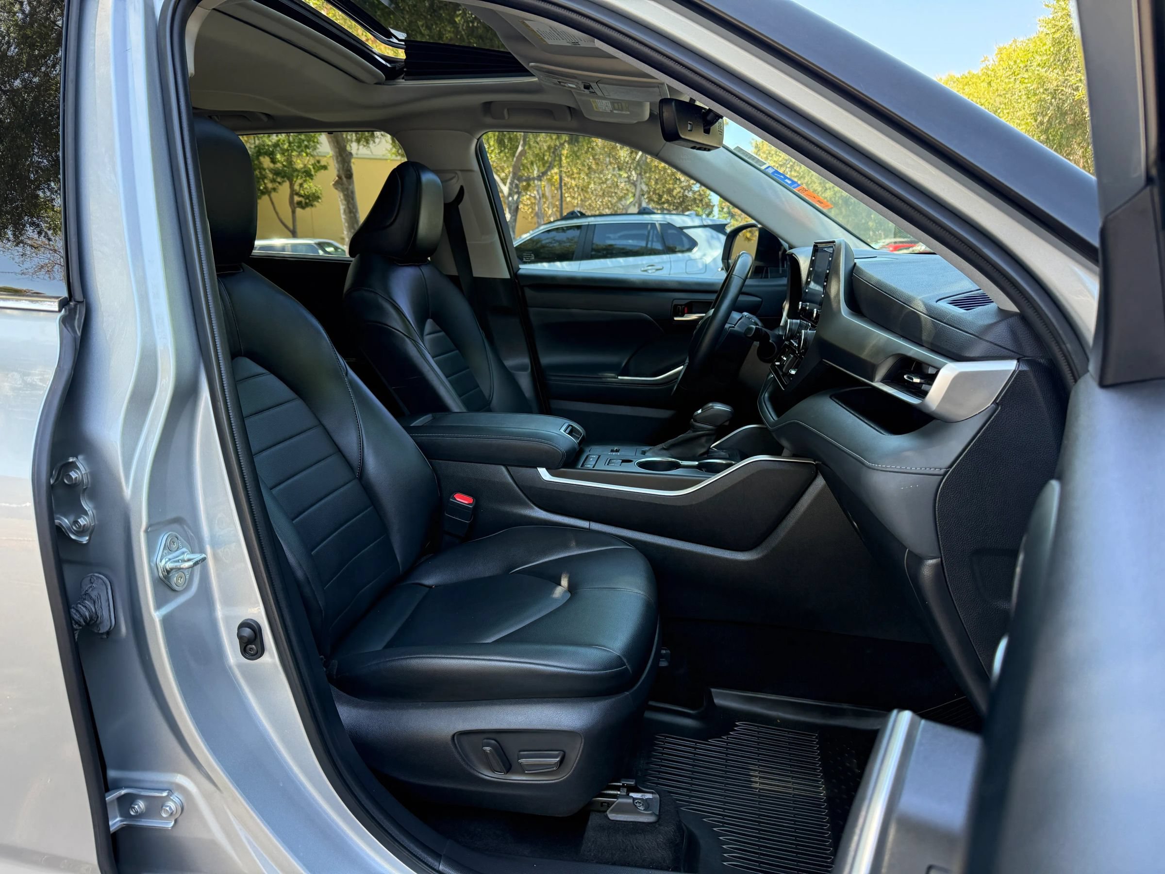 Used 2022 Toyota Highlander XLE FWD image 13