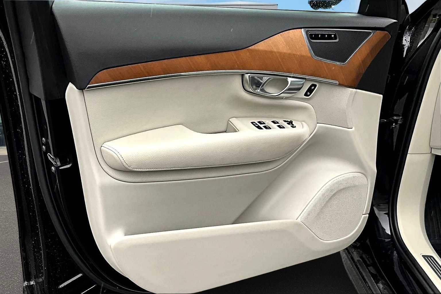 Used 2022 Volvo XC90 T6 Momentum w/ Climate Package image 28