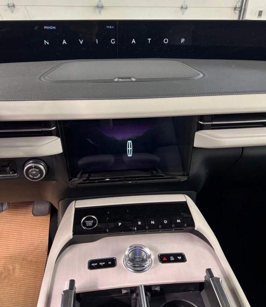 New 2026 Lincoln Navigator Premiere AWD/4WD image 9