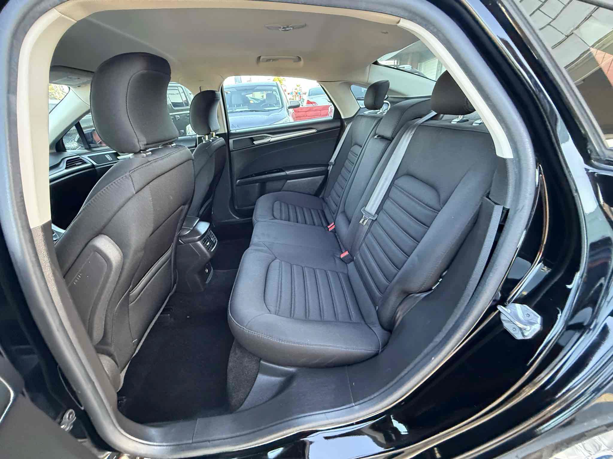 Used 2016 Ford Fusion SE FWD image 13