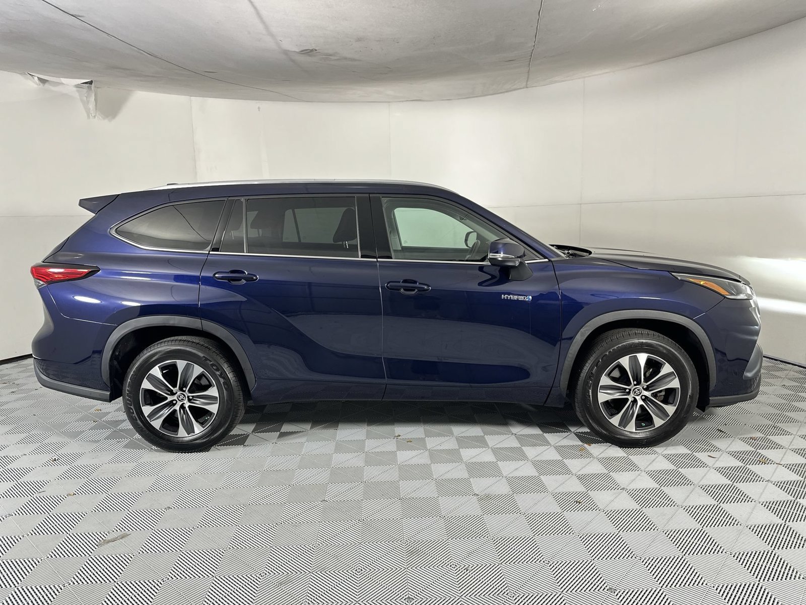 Used 2021 Toyota Highlander XLE FWD image 9