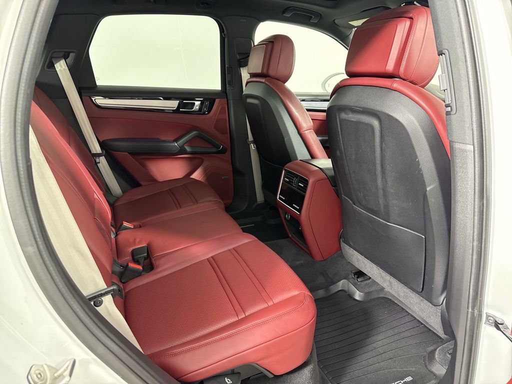 Certified 2022 Porsche Cayenne Platinum Edition image 25
