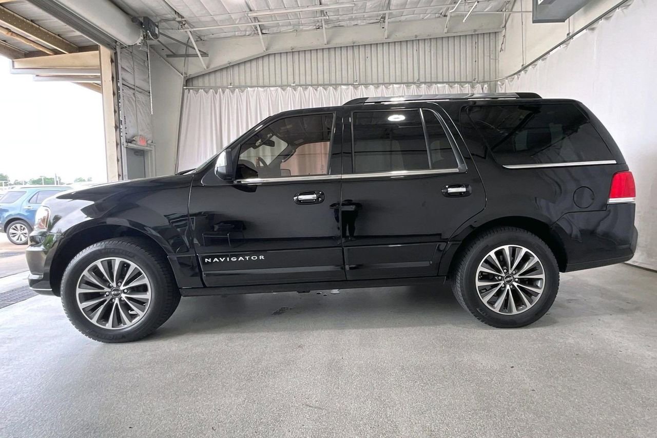 Used 2017 Lincoln Navigator Select RWD image 26