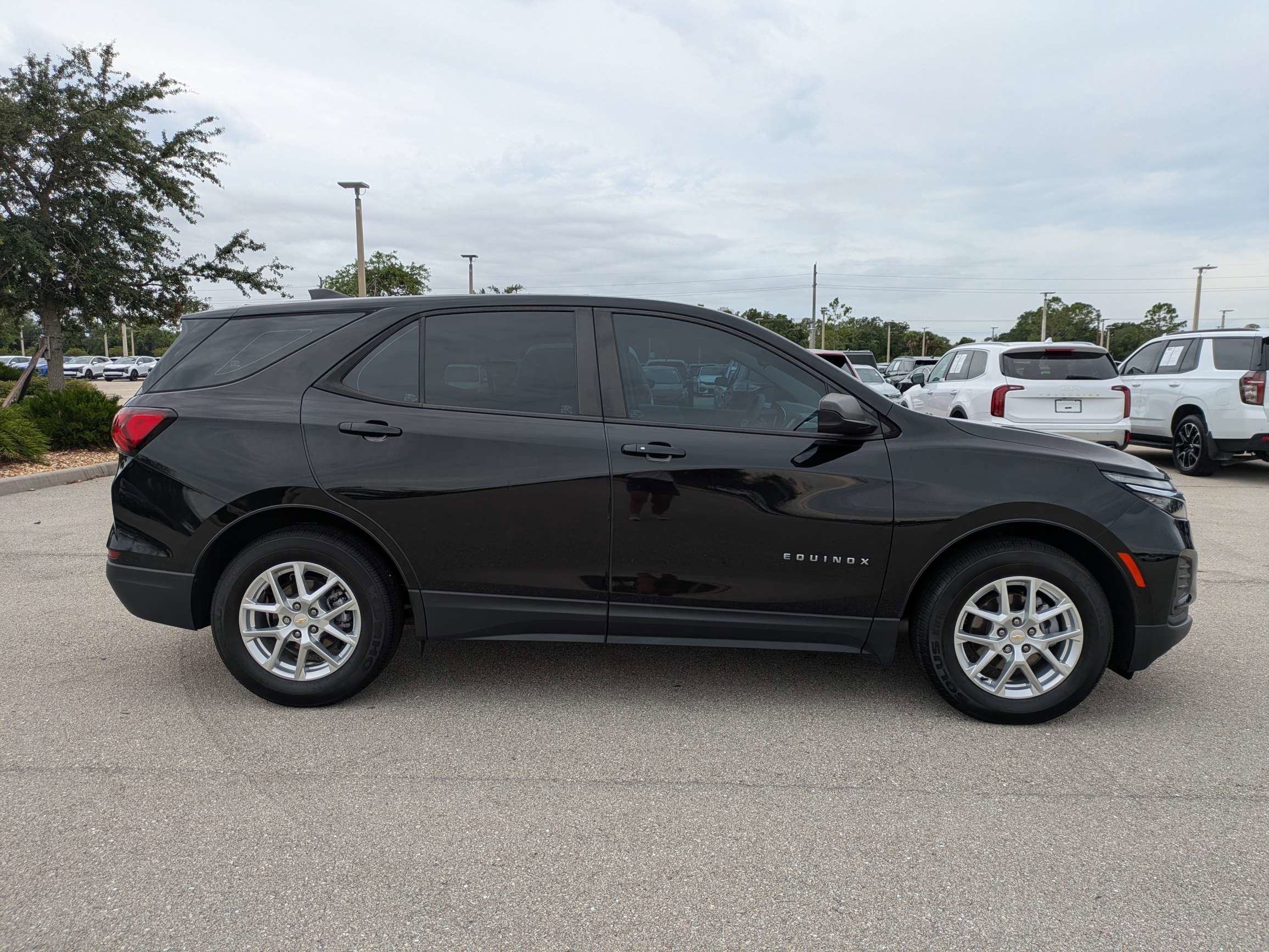 Used 2022 Chevrolet Equinox LS w/ LPO, Floor Liner Package FWD image 4