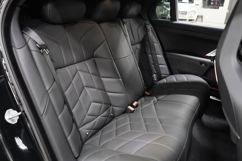 Used 2025 BMW 760i xDrive w/ Executive Package AWD/4WD image 32