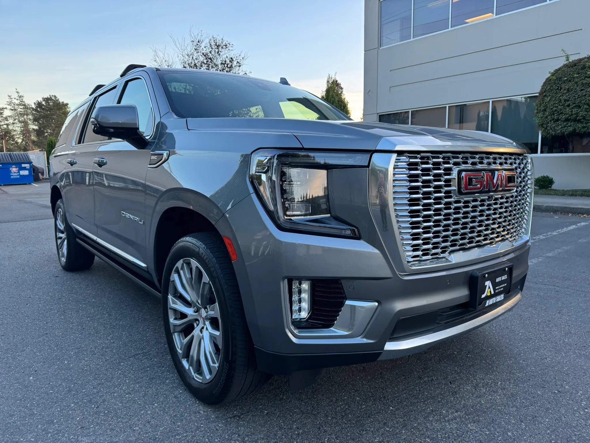 Used 2021 GMC Yukon XL Denali w/ Denali Premium Package AWD/4WD image 2