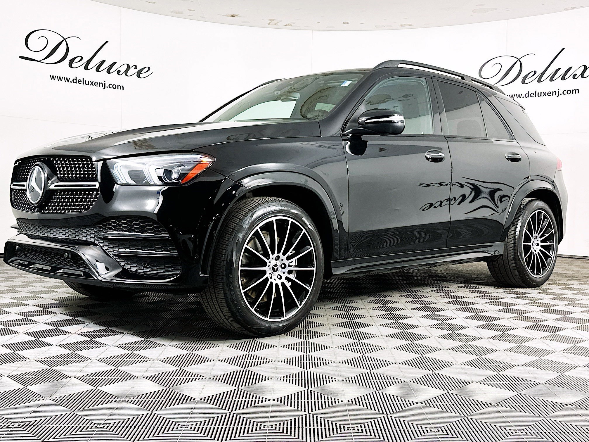 Used 2023 Mercedes-Benz GLE 450 4MATIC w/ AMG Line Exterior image 3