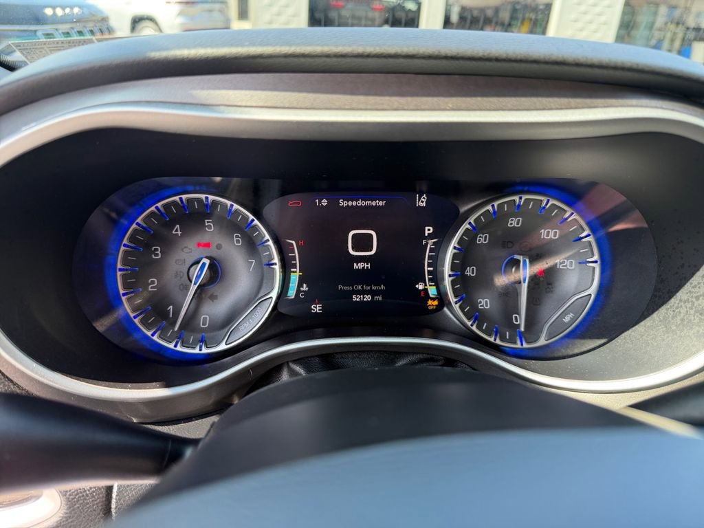 Certified 2024 Chrysler Pacifica Touring-L image 18