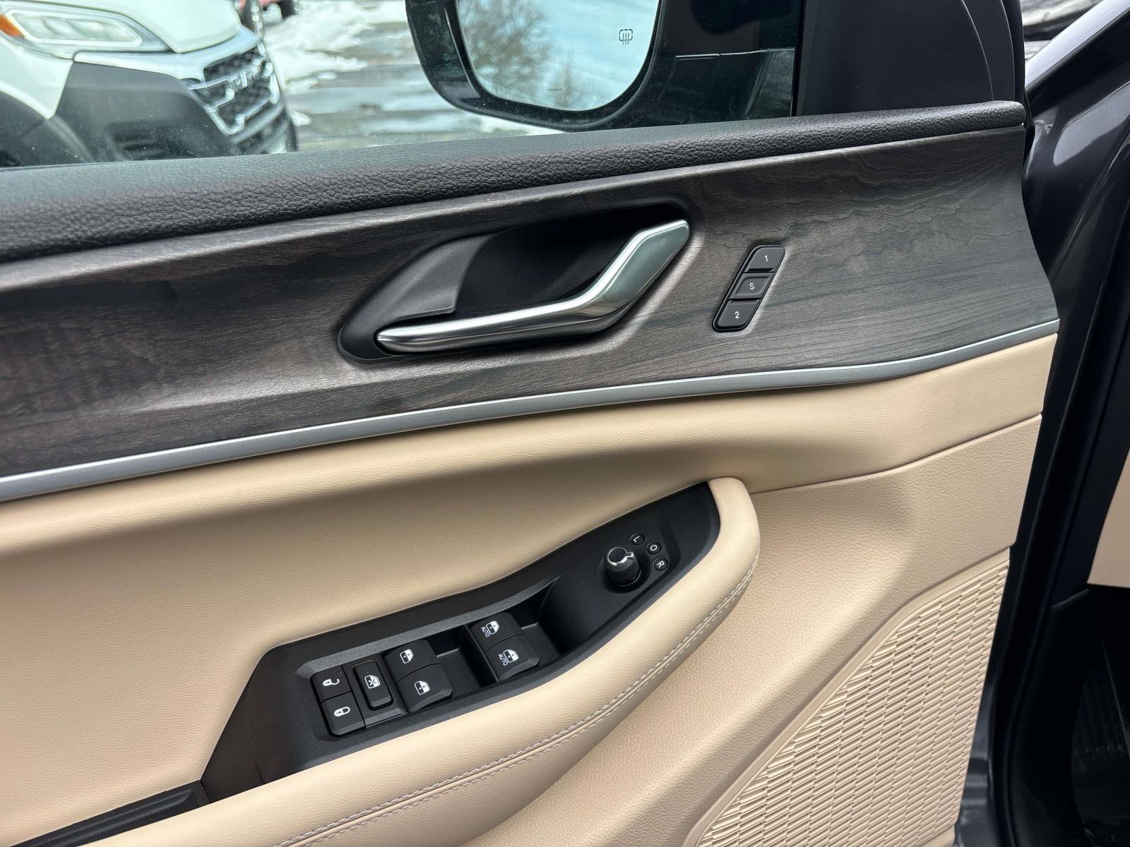 New 2025 Jeep Grand Cherokee Limited w/ Black Appearance Package image 8