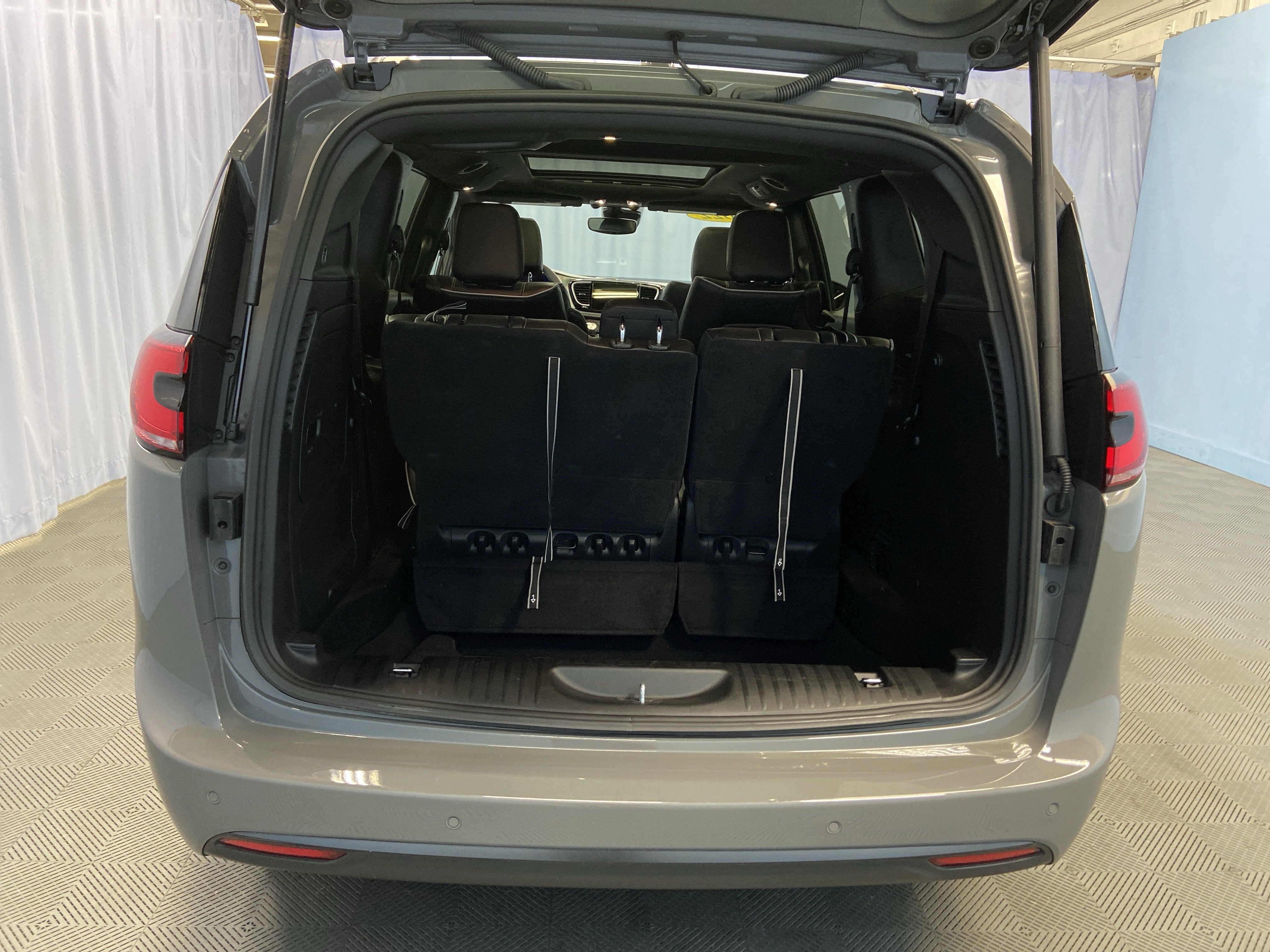 Used 2022 Chrysler Pacifica Limited w/ S Appearance Package image 37