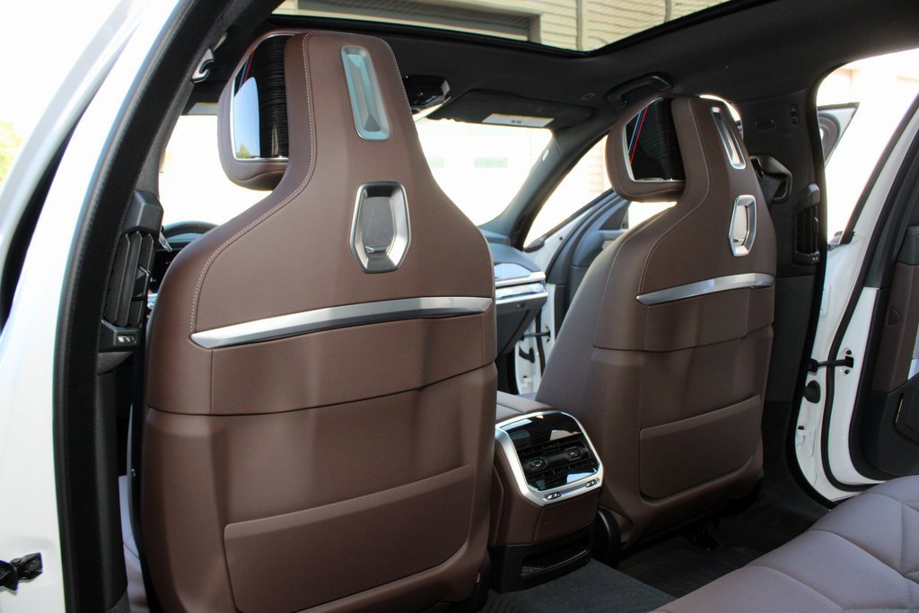 Used 2025 BMW 740i image 28