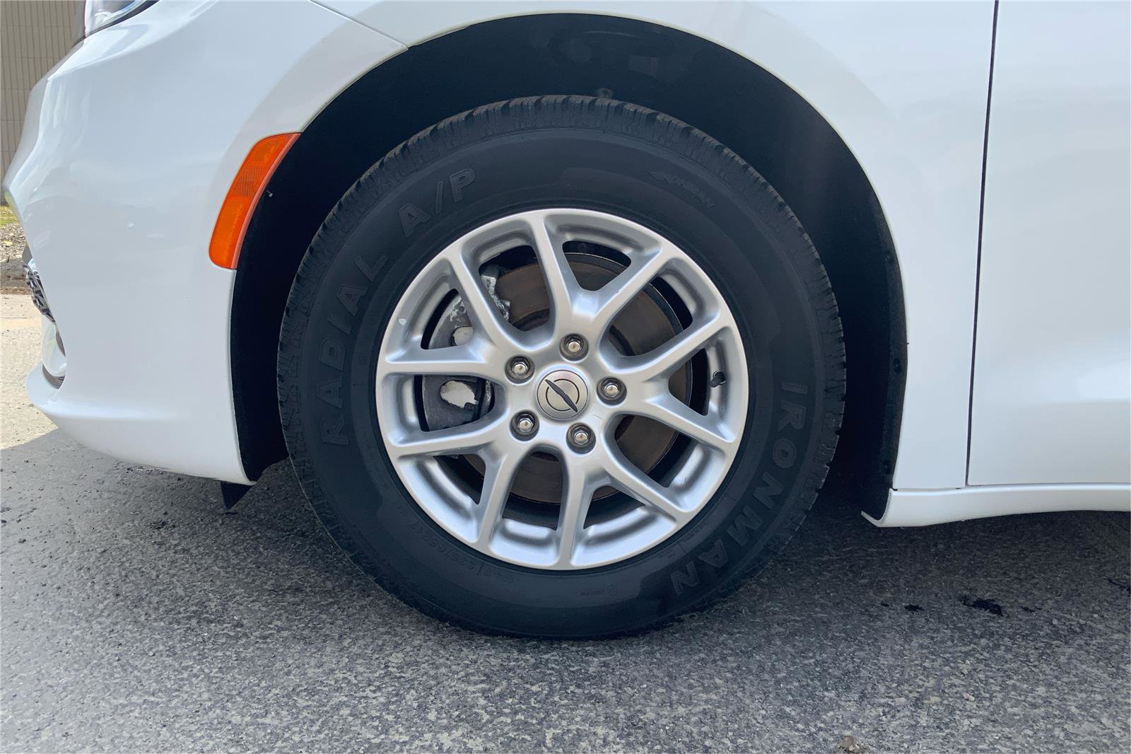 Used 2023 Chrysler Pacifica Touring-L FWD image 24