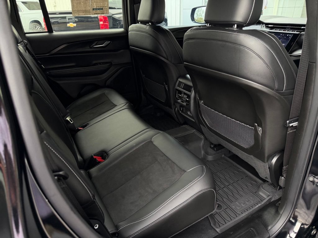 Used 2025 Jeep Grand Cherokee Altitude AWD/4WD image 18
