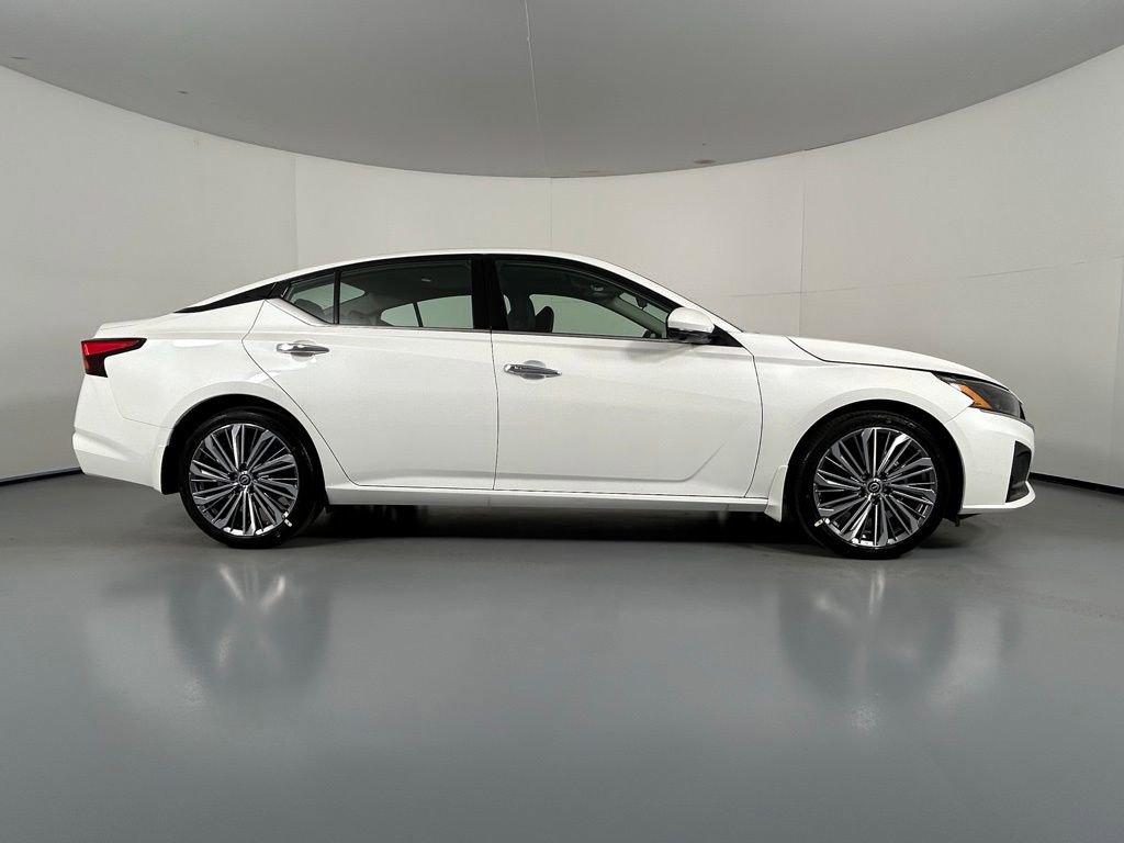 Used 2025 Nissan Altima 2.5 SL FWD image 8