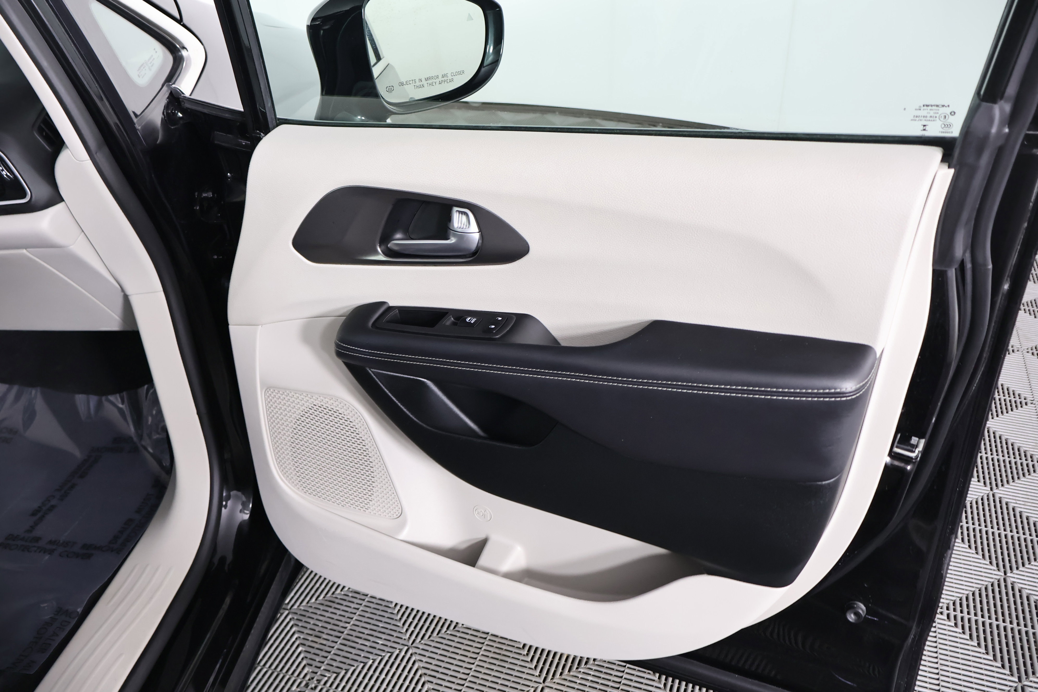 Used 2024 Chrysler Pacifica Touring-L image 40