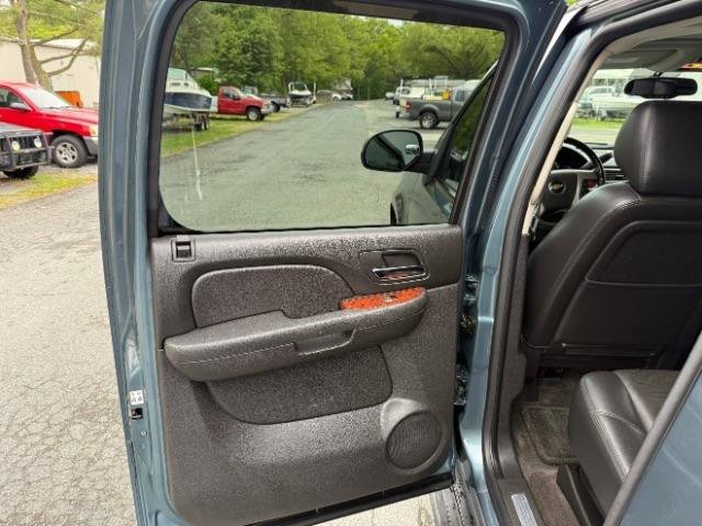 Used 2012 Chevrolet Avalanche LTZ AWD/4WD image 19