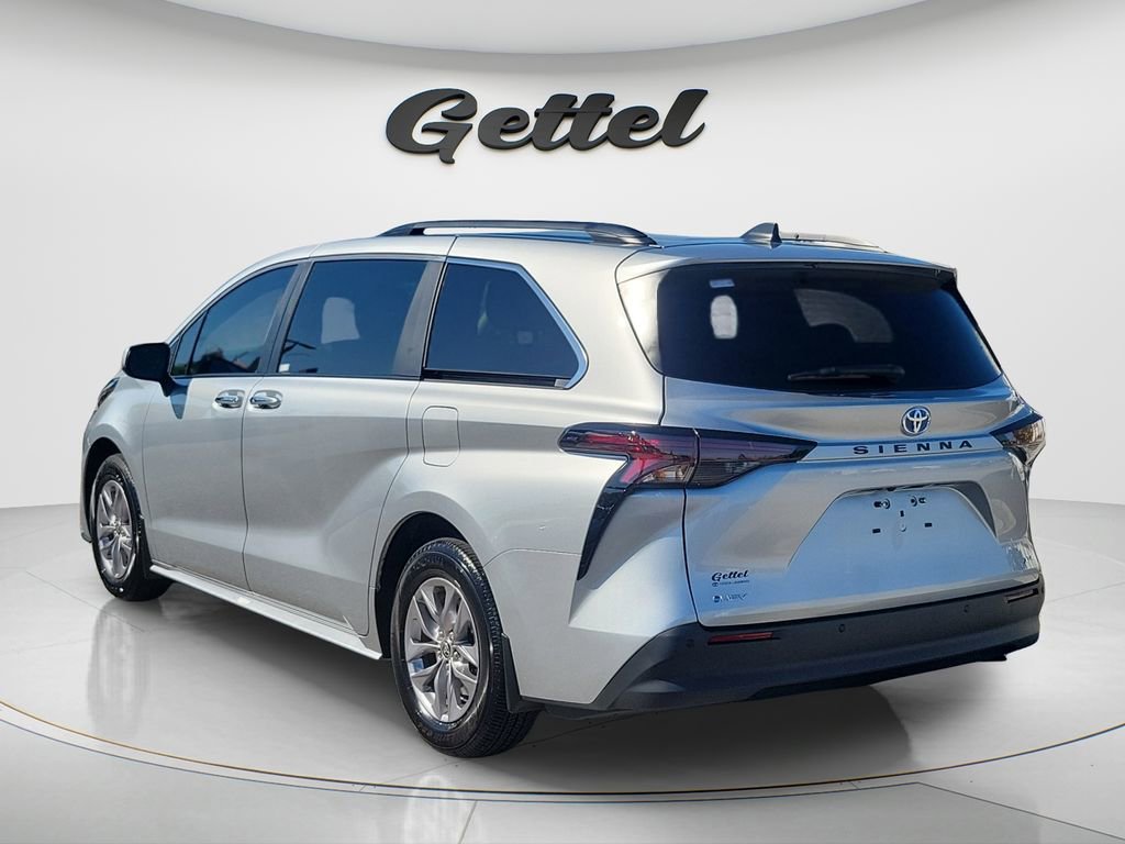 Certified 2025 Toyota Sienna XLE image 7