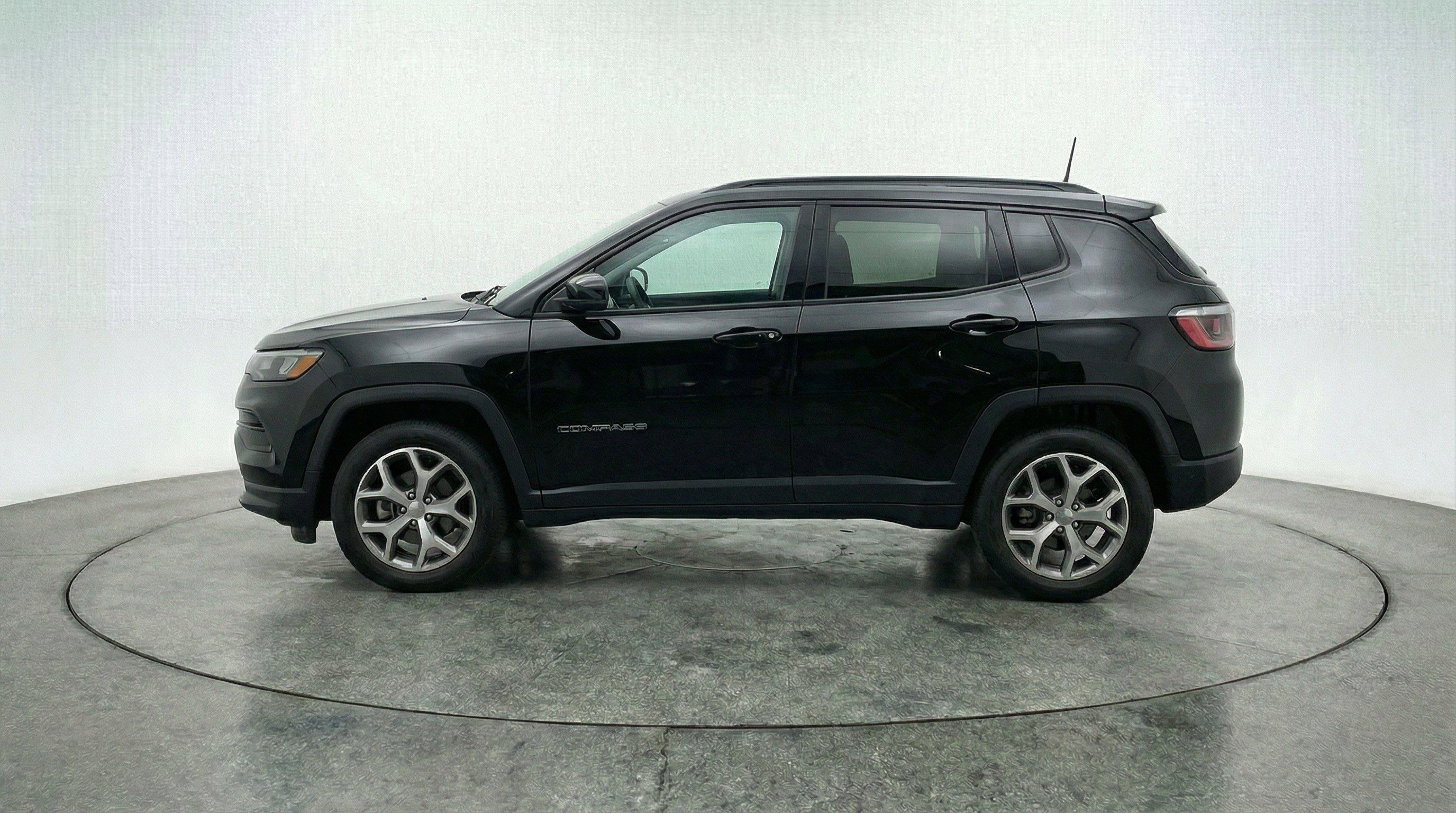 Used 2025 Jeep Compass Latitude image 5