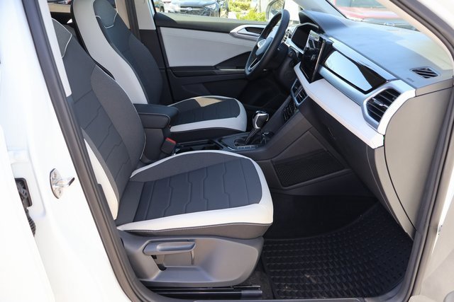 Certified 2025 Volkswagen Taos SE image 18