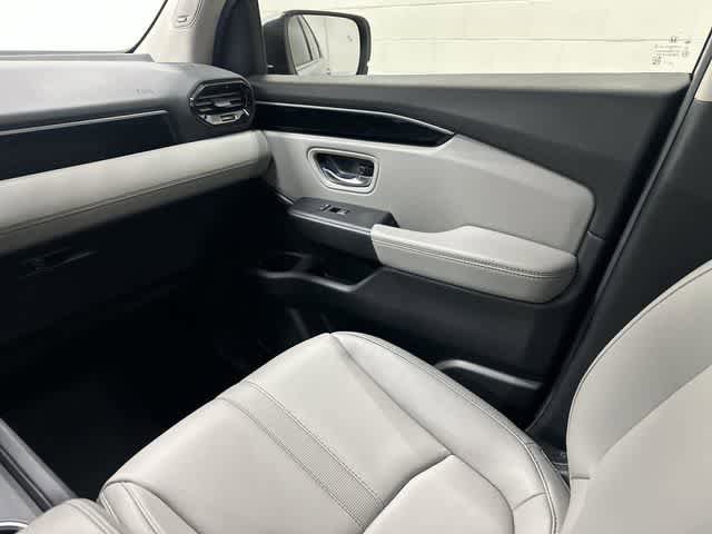 Used 2025 Honda Pilot Touring image 13