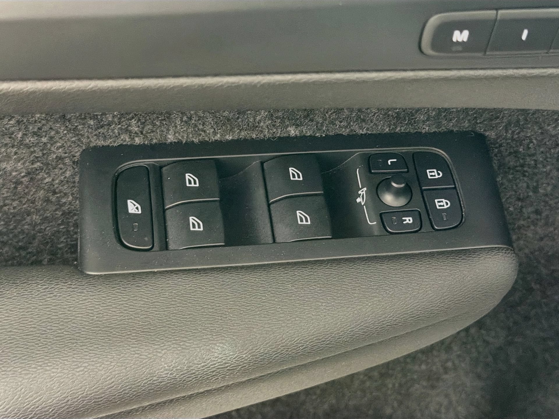 Certified 2023 Volvo XC40 B5 Ultimate w/ Protection Package Premier AWD/4WD image 18