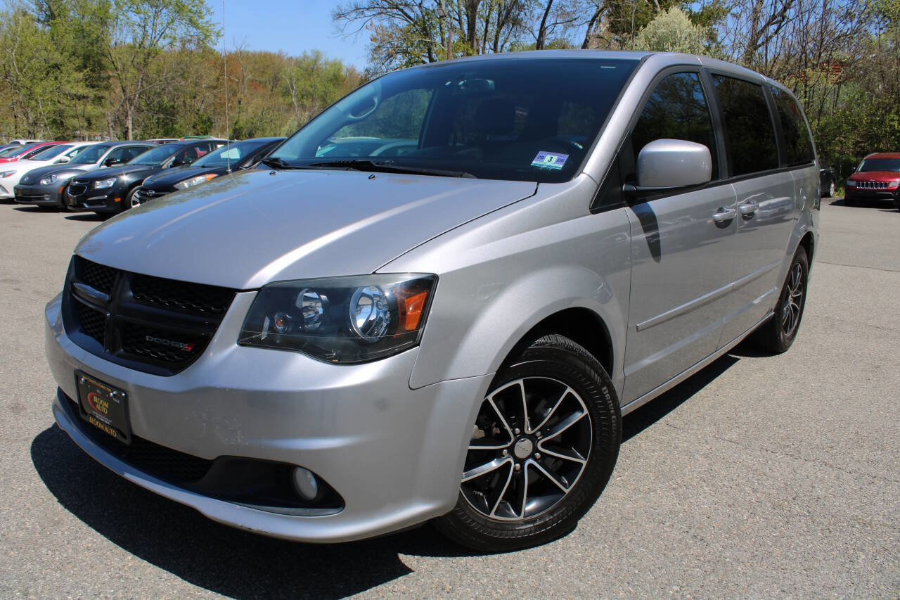 Used 2017 Dodge Grand Caravan SXT w/ Blacktop Package FWD image 1