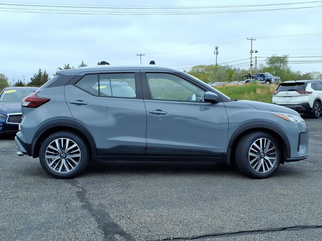 Used 2022 Nissan Kicks SV w/ Exterior Package FWD image 2