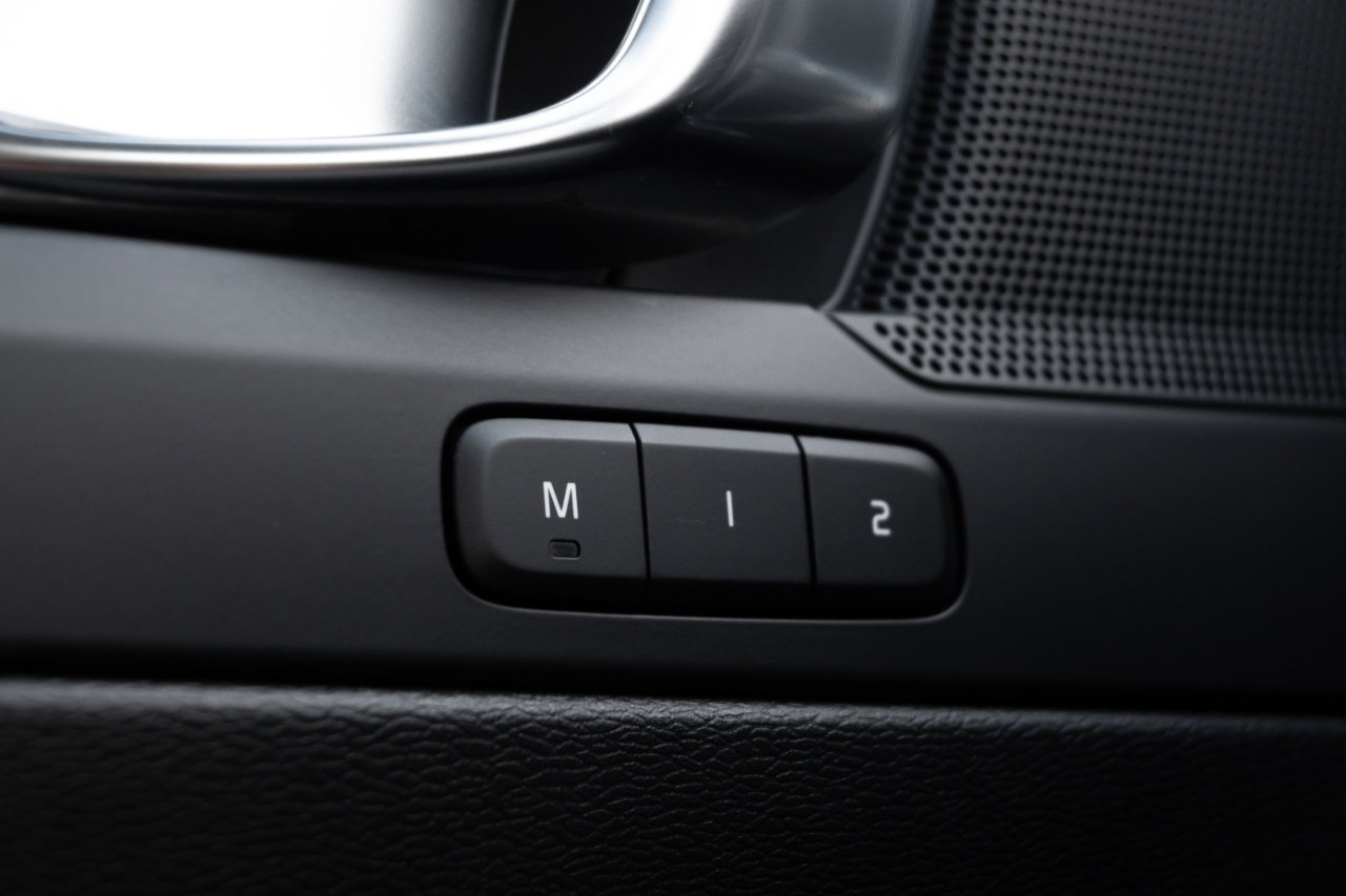 Used 2023 Volvo XC40 B5 Plus image 31