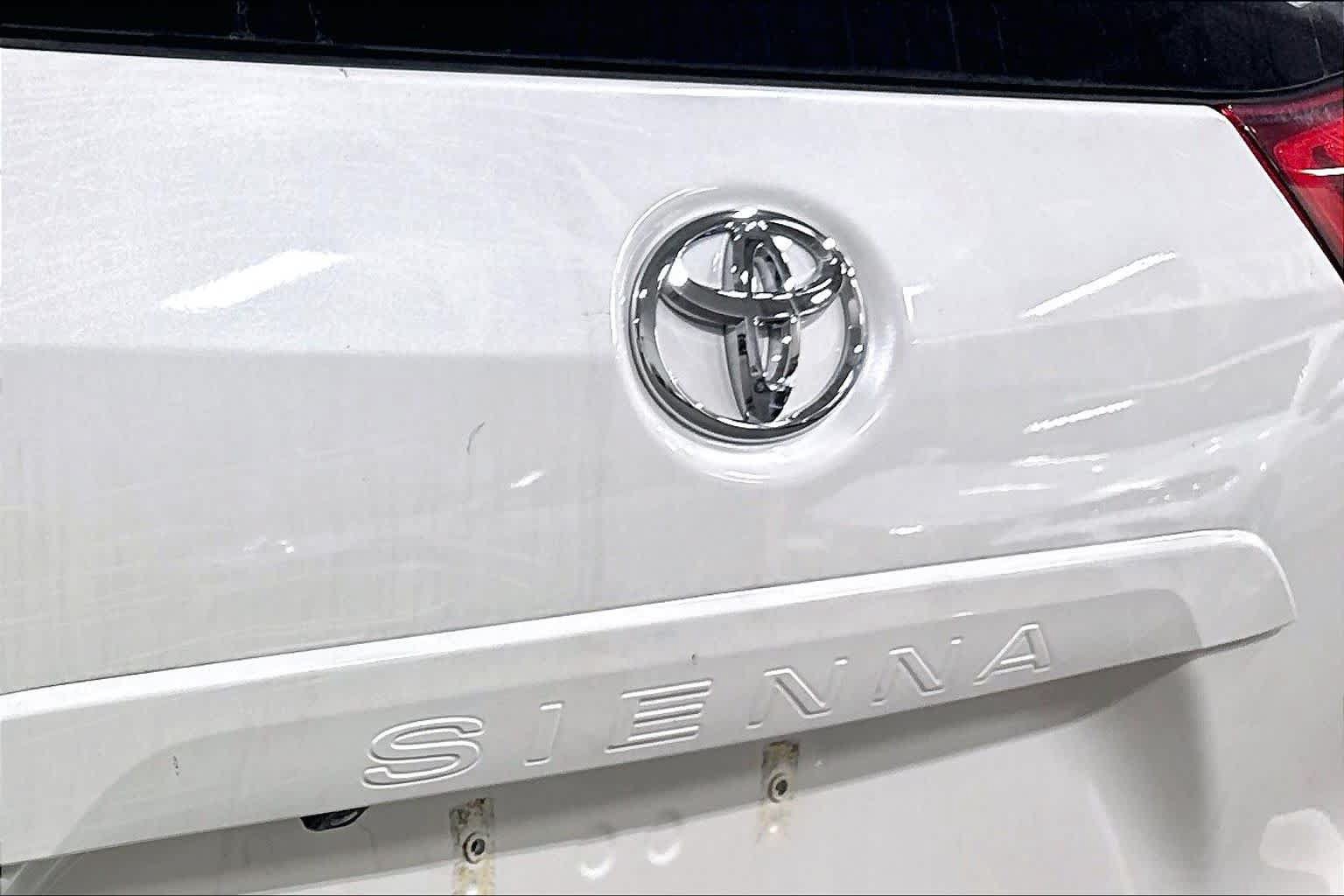 Used 2018 Toyota Sienna XLE Premium w/ Outdoor Package AWD/4WD image 31