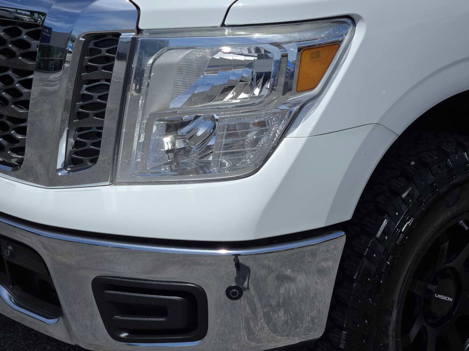Used 2018 Nissan Titan SV w/ SV Convenience Package RWD image 9