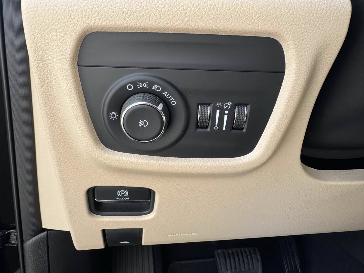 Used 2025 Jeep Grand Cherokee Limited w/ Luxury Tech Group II AWD/4WD image 17