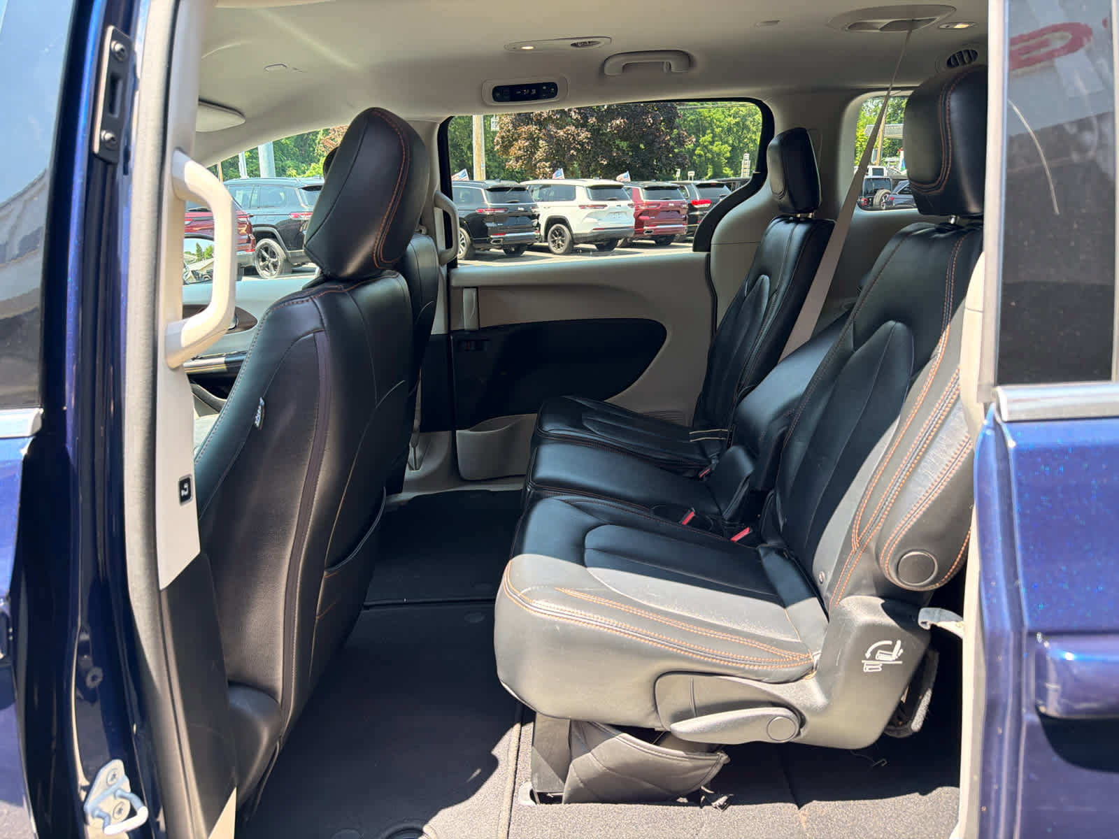Used 2017 Chrysler Pacifica Touring w/ Tire & Wheel Group FWD image 16