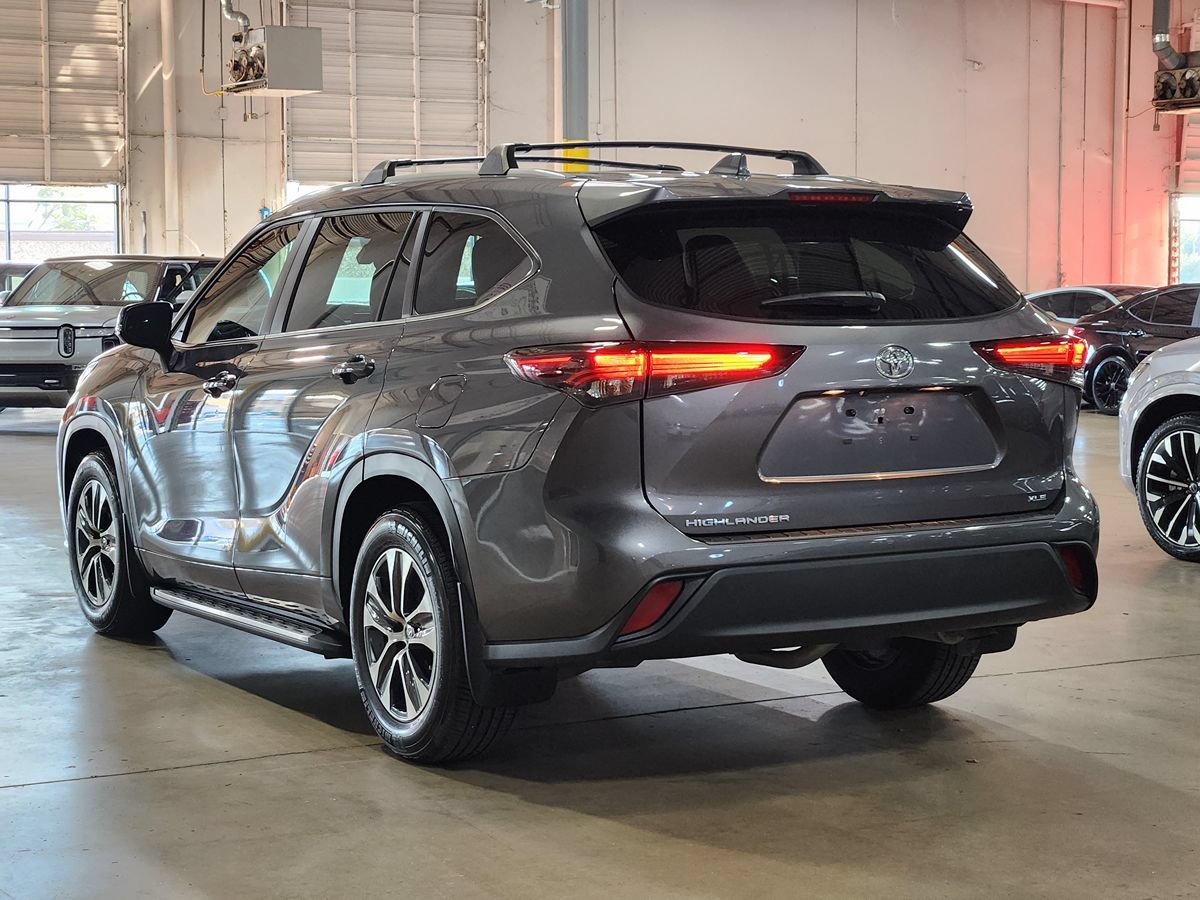 Used 2024 Toyota Highlander XLE FWD image 11