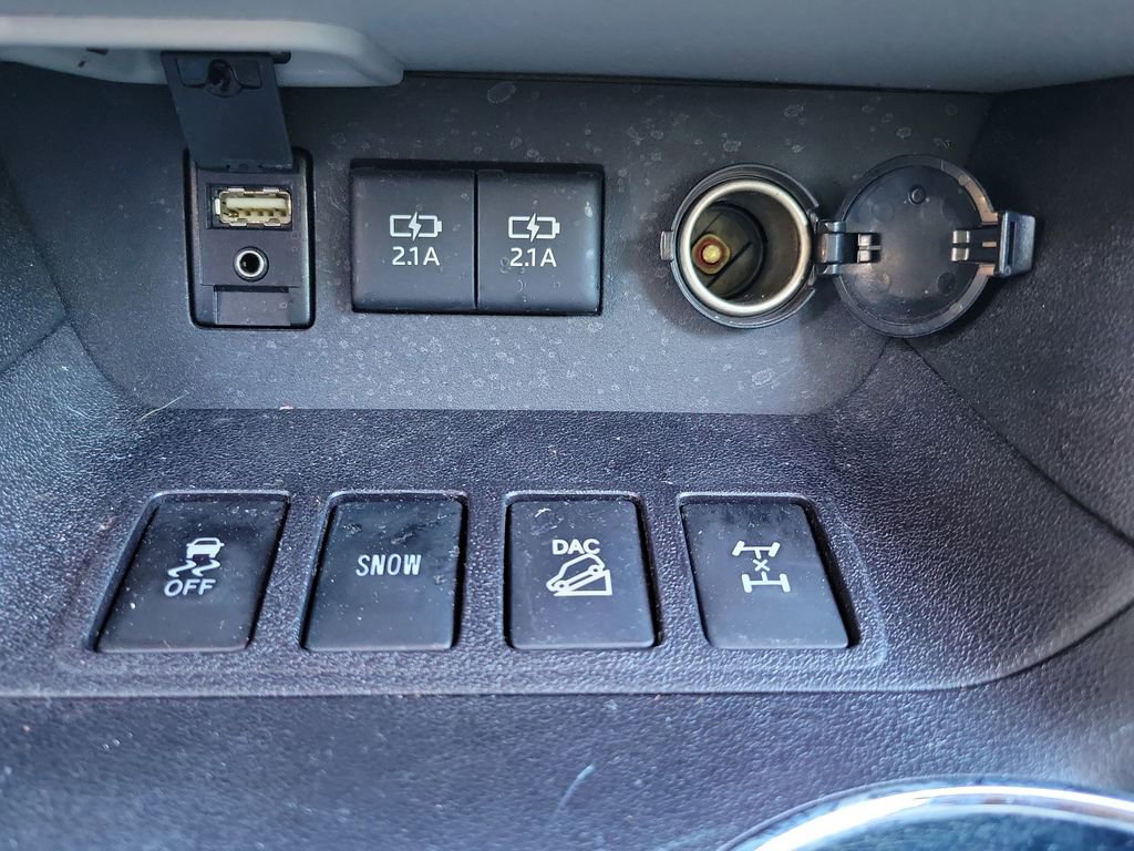 Used 2017 Toyota Highlander Plus image 37