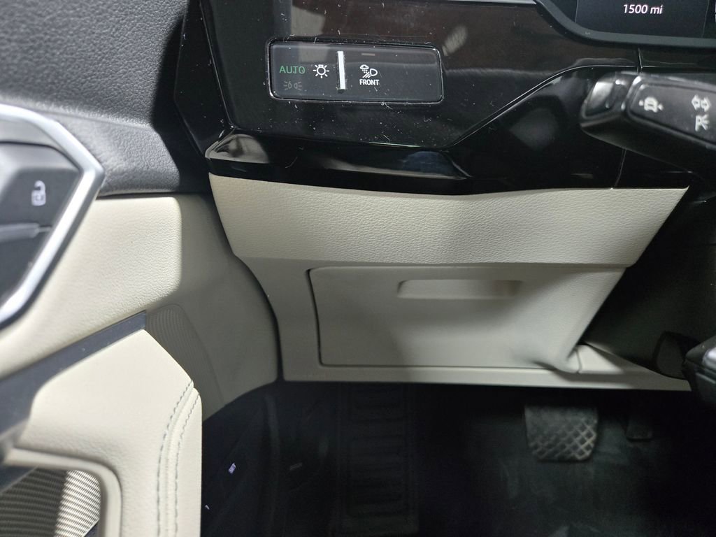 Used 2022 Audi e-tron Premium Plus w/ Premium Plus Package image 14