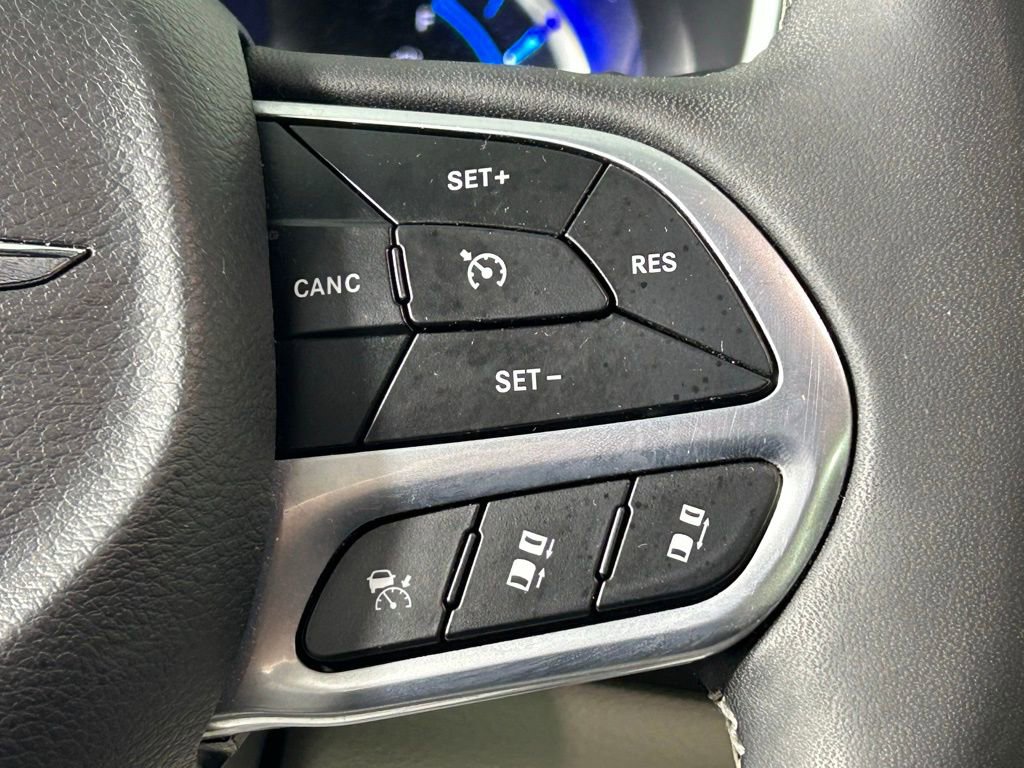 Used 2023 Chrysler Pacifica Touring-L image 29