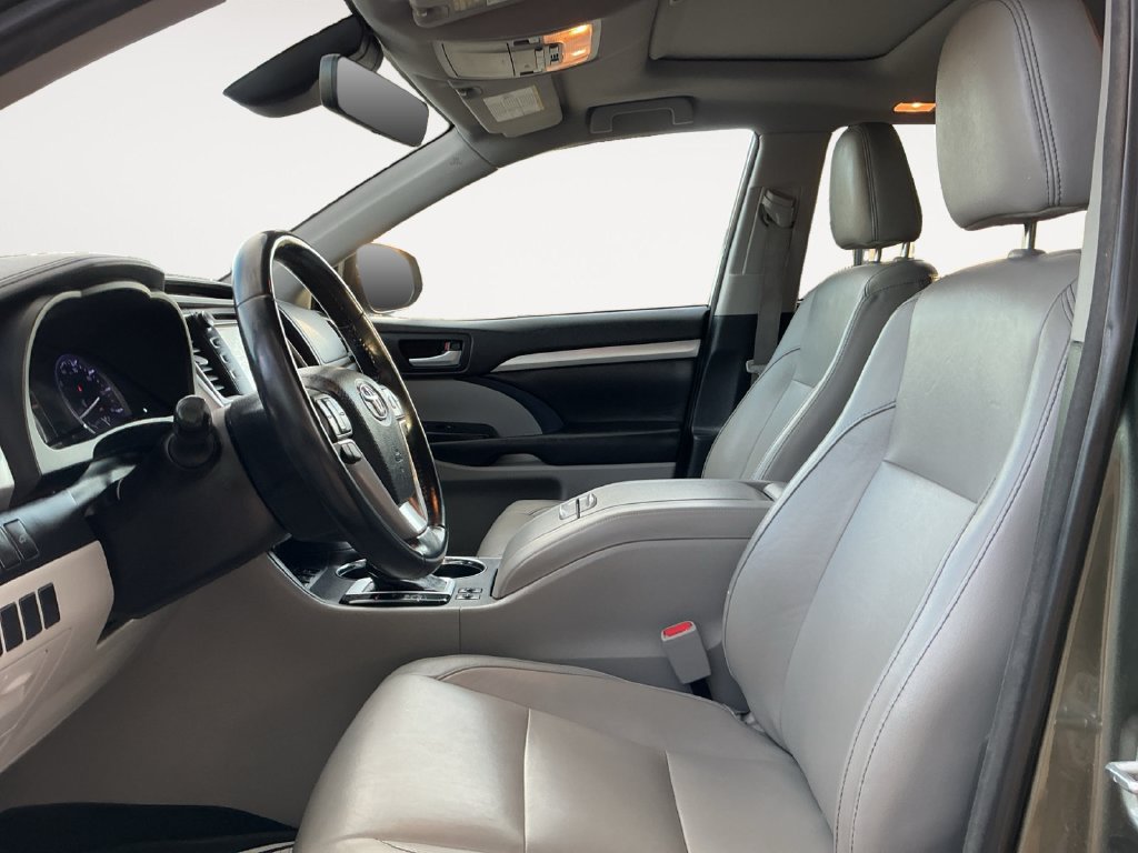 Used 2018 Toyota Highlander XLE AWD/4WD image 16