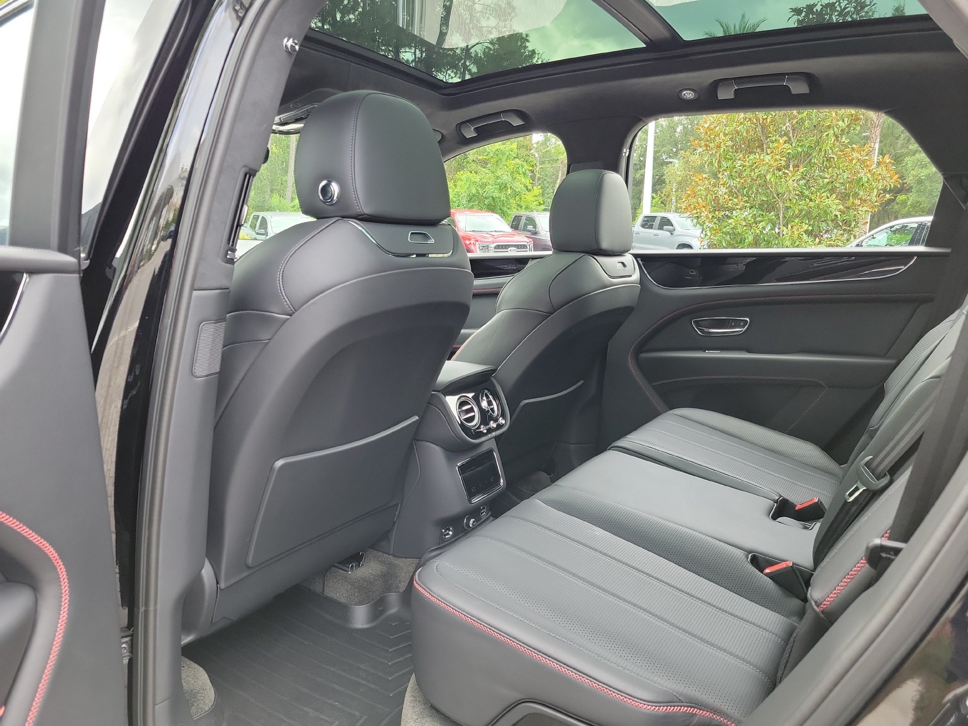 Certified 2023 Bentley Bentayga AWD/4WD image 19