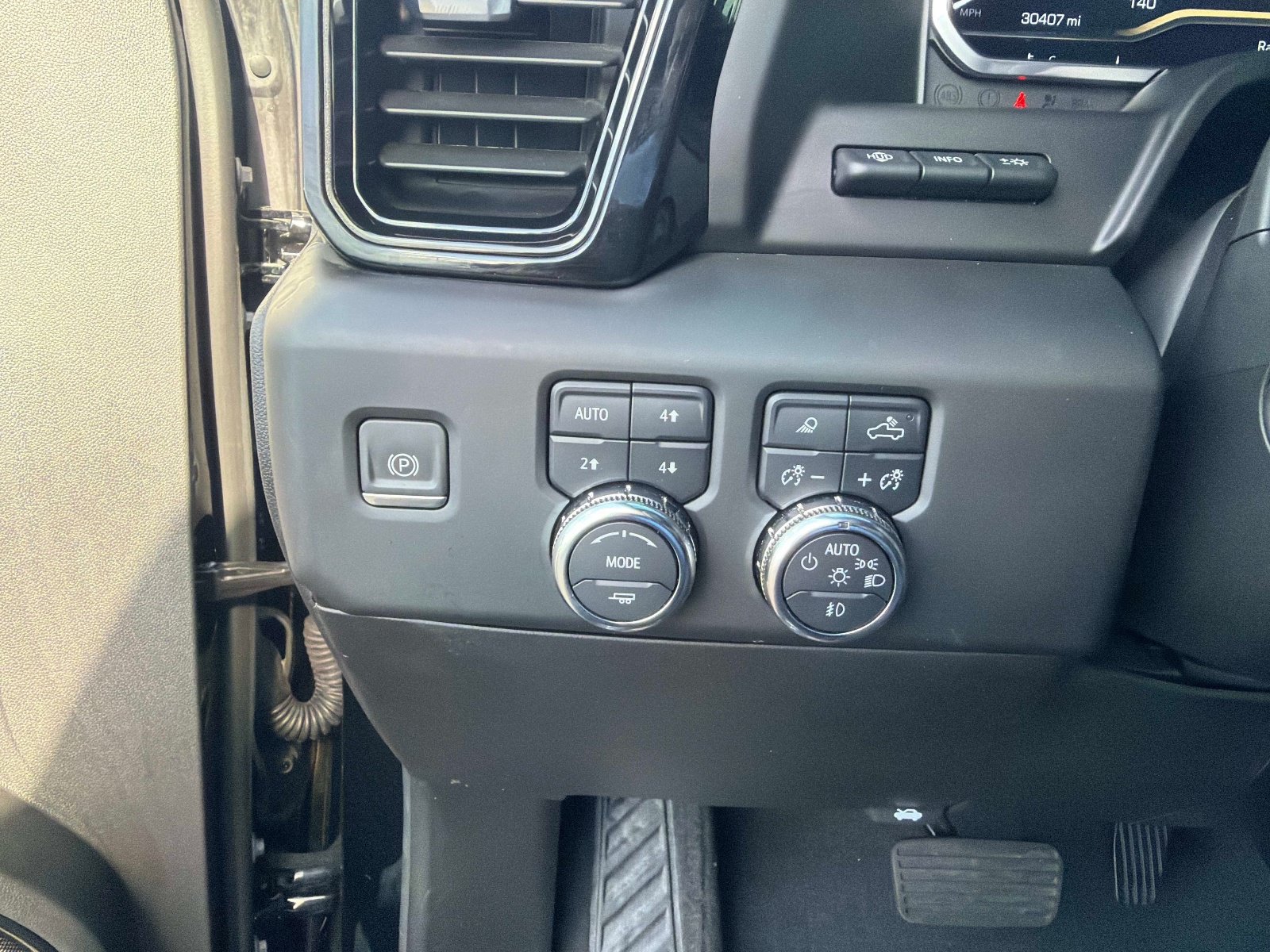 Used 2024 GMC Sierra 1500 AT4 w/ Technology Package AWD/4WD image 30