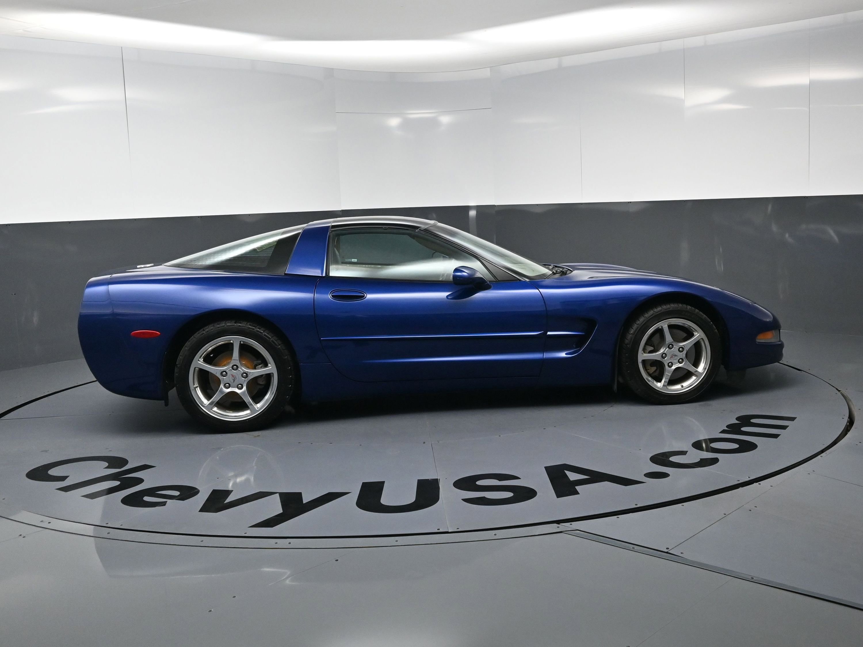 Used 2004 Chevrolet Corvette Coupe w/ Preferred Equipment Group RWD image 10