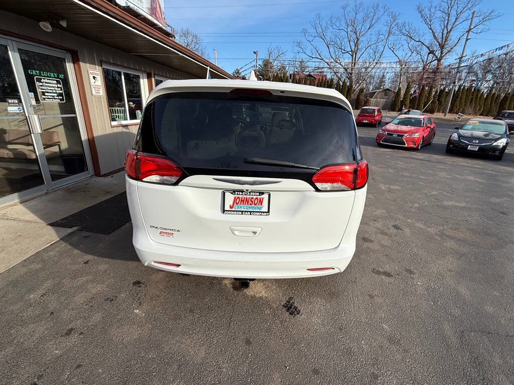 Used 2017 Chrysler Pacifica Touring image 2