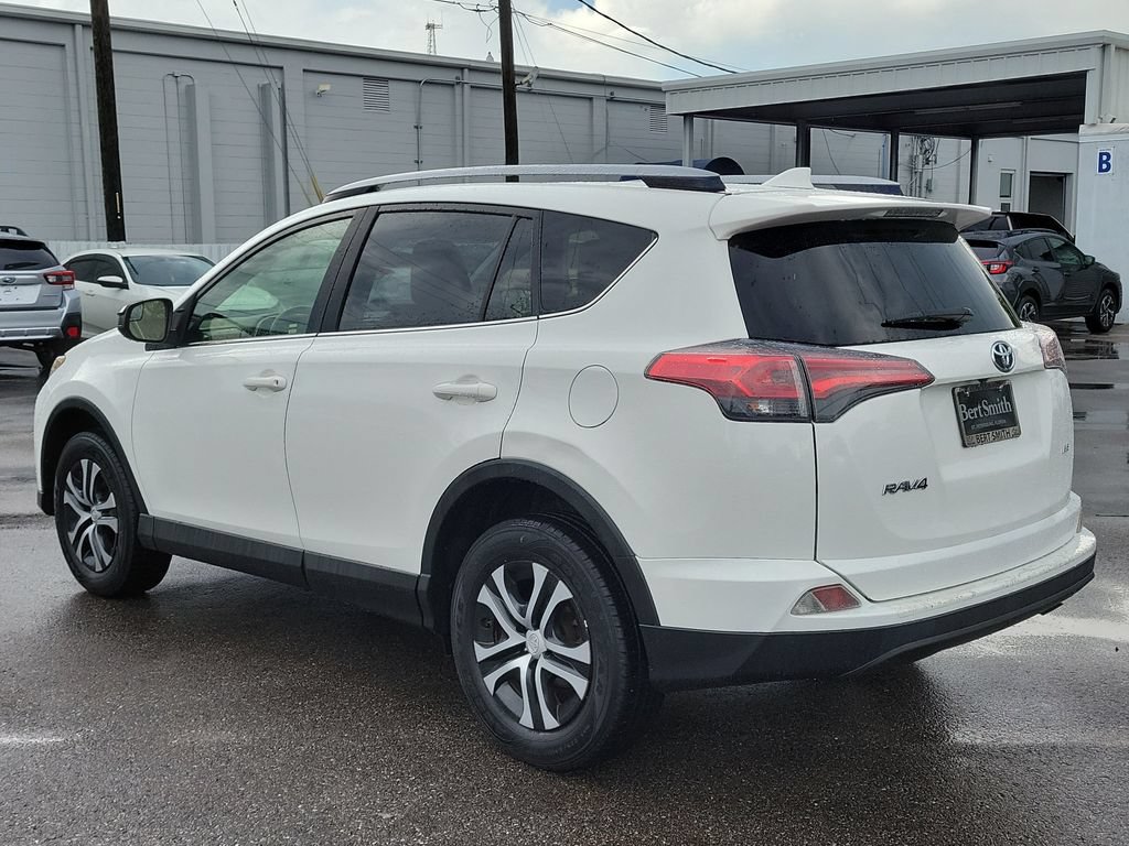 Used 2018 Toyota RAV4 LE FWD image 4
