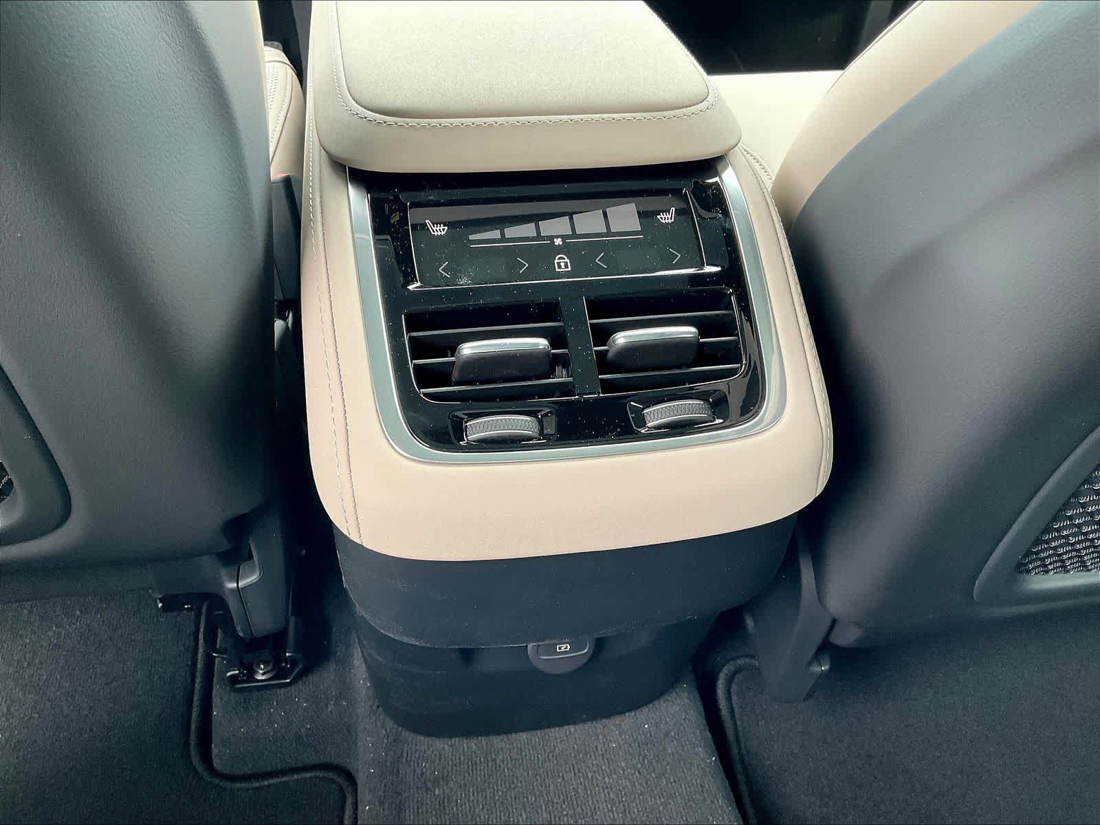 New 2026 Volvo XC90 B5 Core AWD/4WD image 16