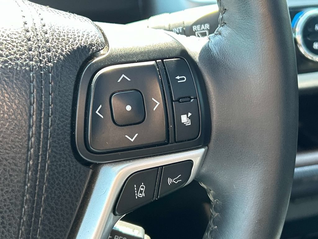 Used 2018 Toyota Highlander Limited Platinum AWD/4WD image 25