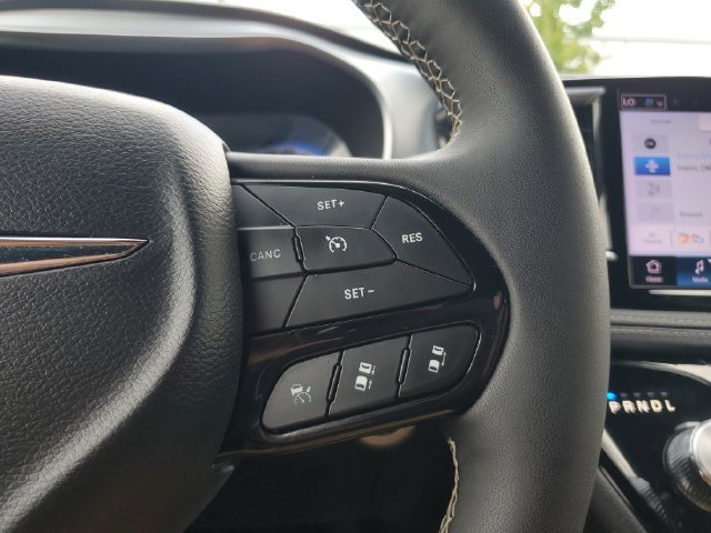 Certified 2025 Chrysler Pacifica Limited FWD image 27