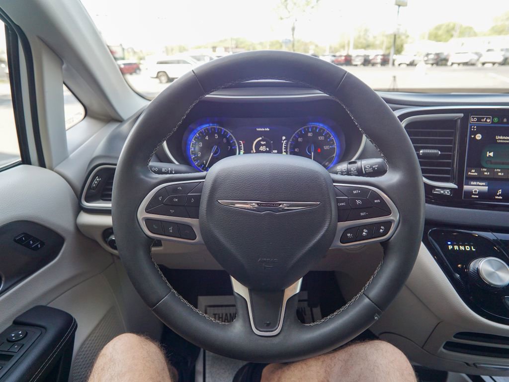 Used 2023 Chrysler Pacifica Touring-L FWD image 23