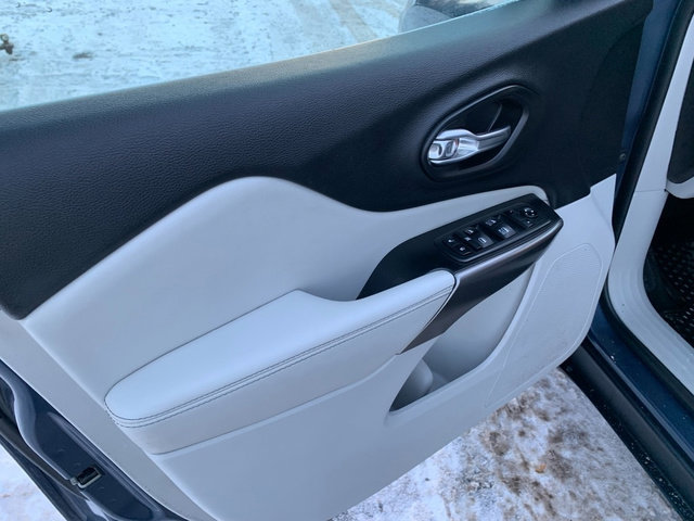 Used 2020 Jeep Cherokee Latitude Plus w/ Comfort/Convenience Group image 21