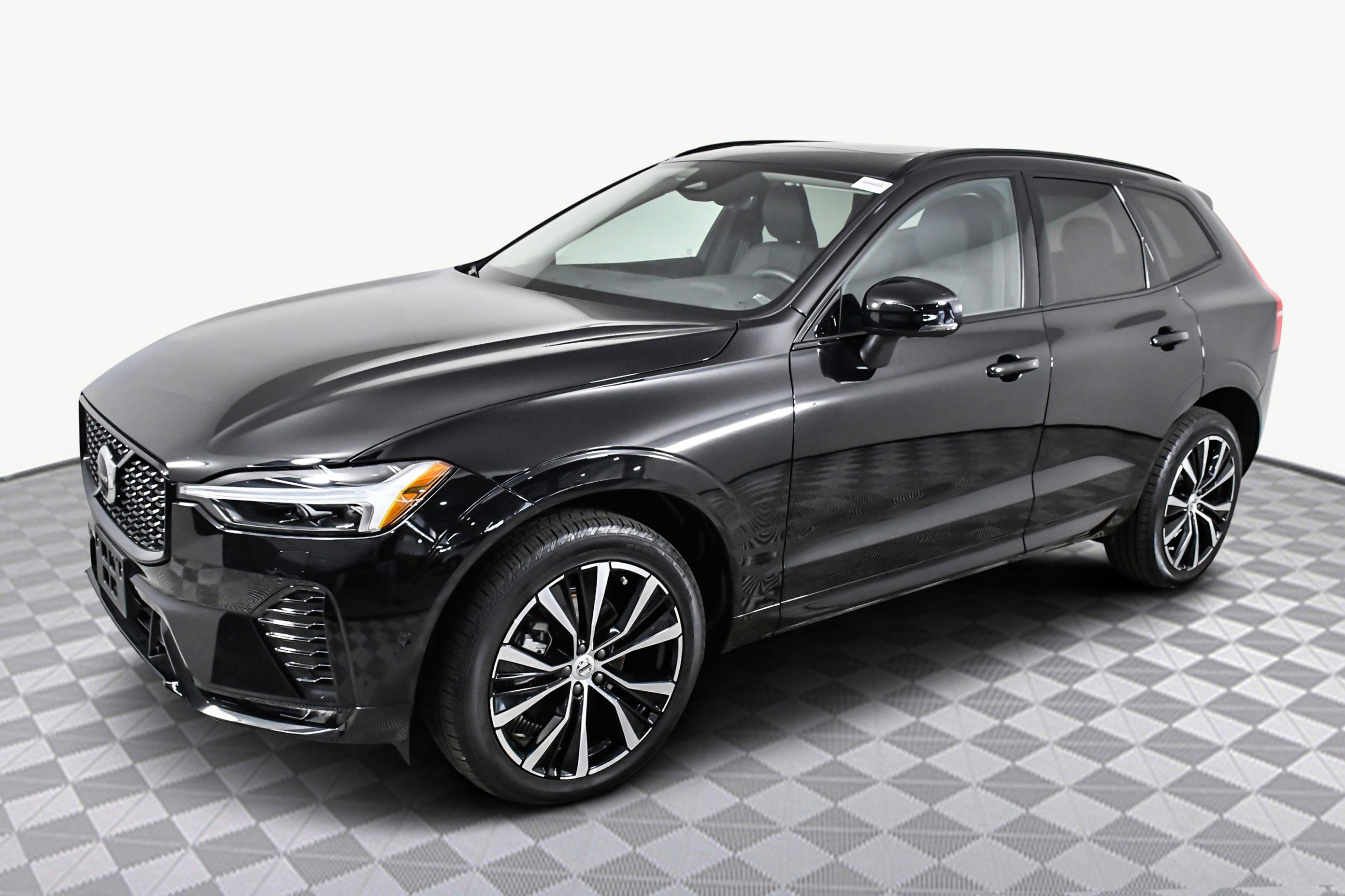 Used 2024 Volvo XC60 B5 Plus image 4