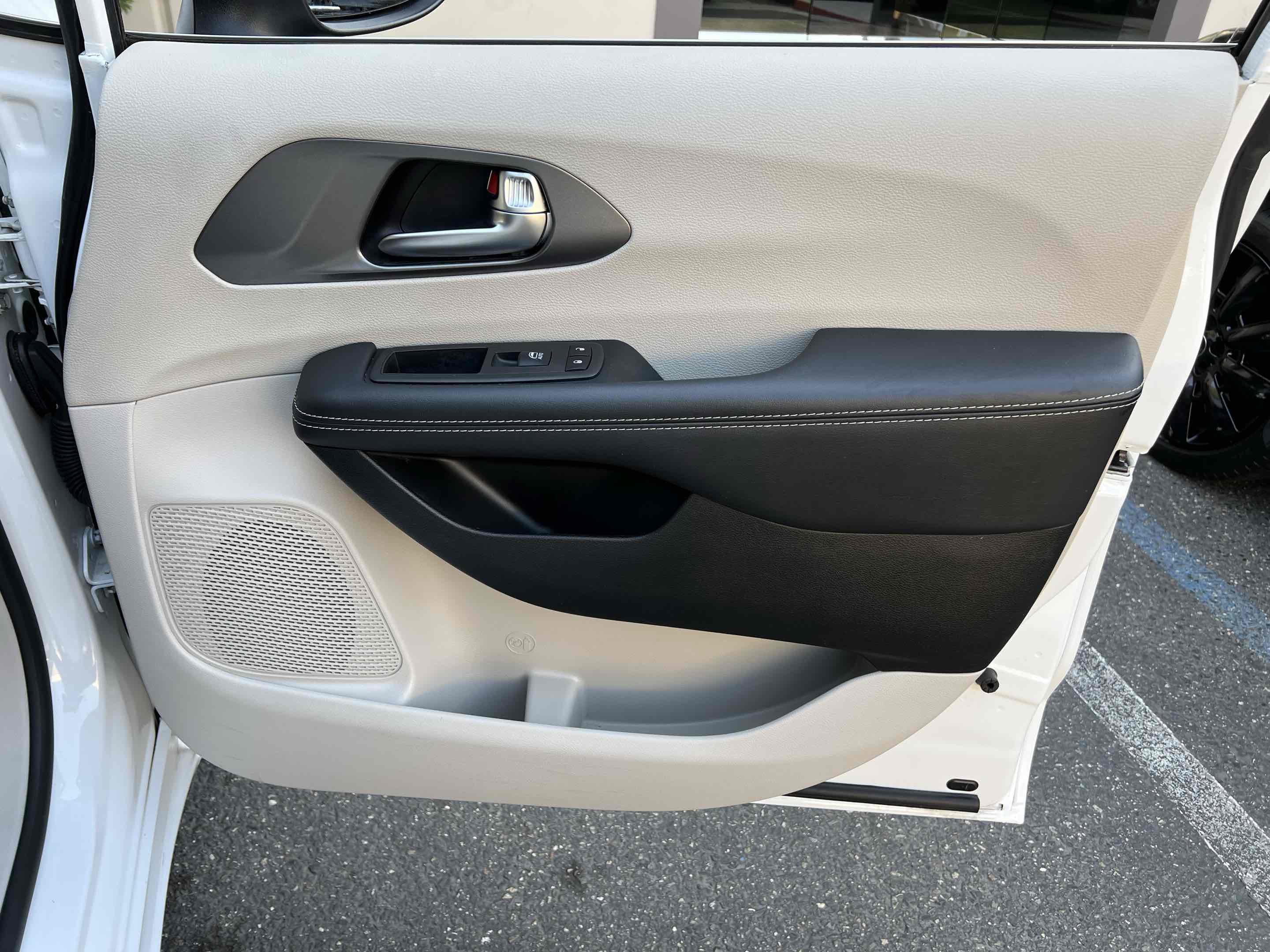 Used 2023 Chrysler Pacifica Touring-L FWD image 69